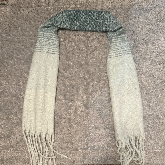 Oversized Ombré scarf with fringe - Picture 4 of 8